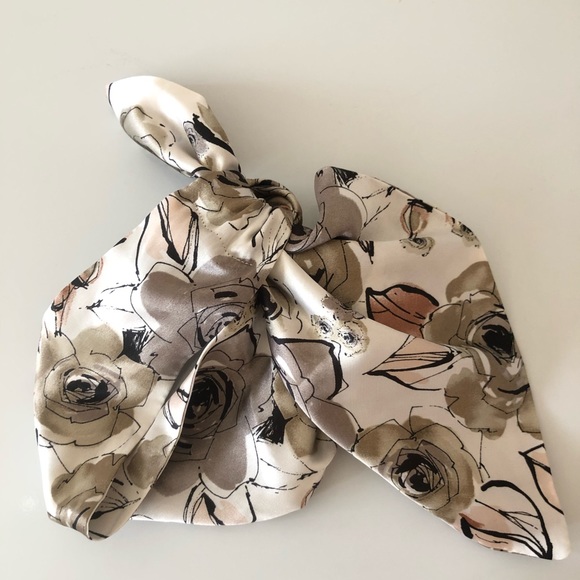 🍁Rare Style - All Season🍁Easy to Wear Scarf - Picture 8 of 8